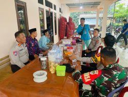 Peduli Warga Berduka, Polsek Panongan Bersama Kades Mekar Jaya Hadiri Takziah